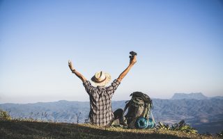 Entenda se o Booking é Confiável Homem Curtindo Sua Viagem