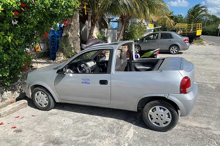 Carro que alugamos em Cozumel estava acabado por dentro (Foto: Esse Mundo é Nosso)