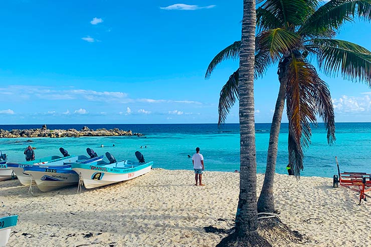 Coqueiros e barcos na playa Chen Rio (Foto: Esse Mundo é Nosso)