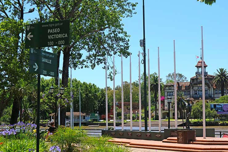 O que fazer em Tigre: Placa do Paseo Victorica, em Tigre, na Argentina (Foto: Esse Mundo é Nosso)