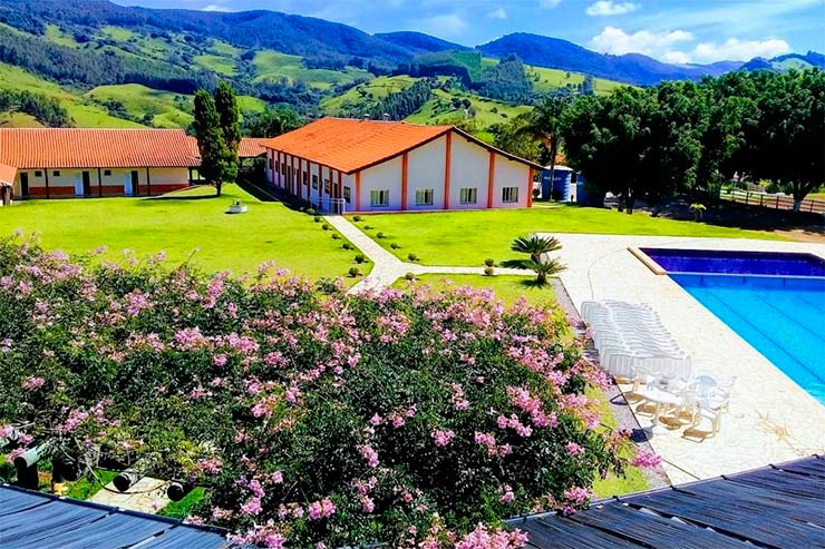 Piscina e área externa da pousada Vista Linda (Foto: Esse Mundo é Nosso)