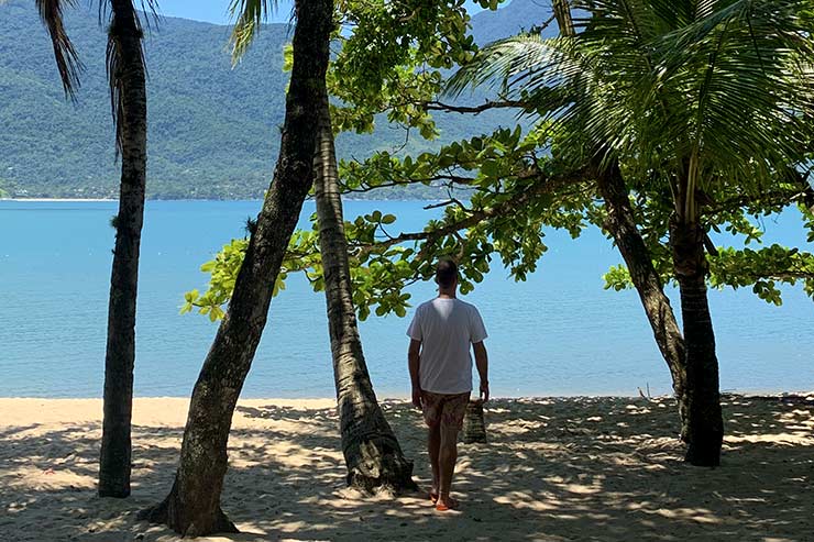 Praia com árvores, sombra e vista pra Ilhabela