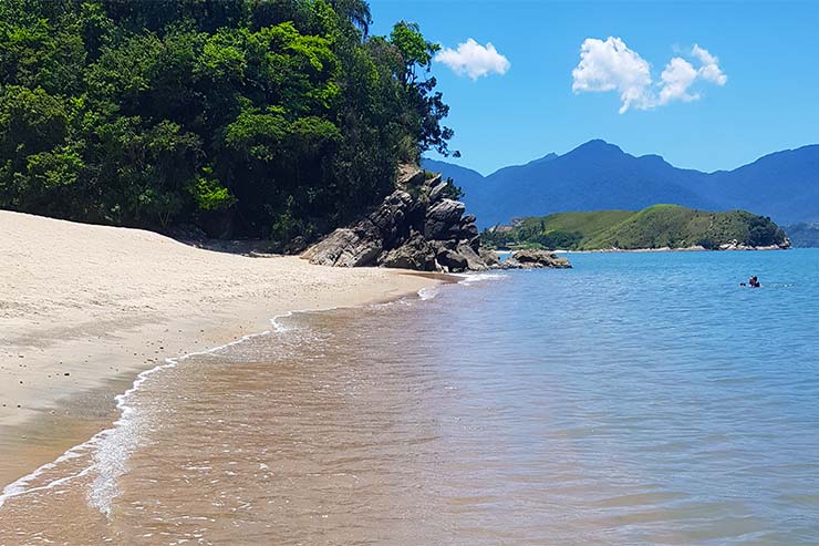 Mar calmo, mas a praia é de tombo