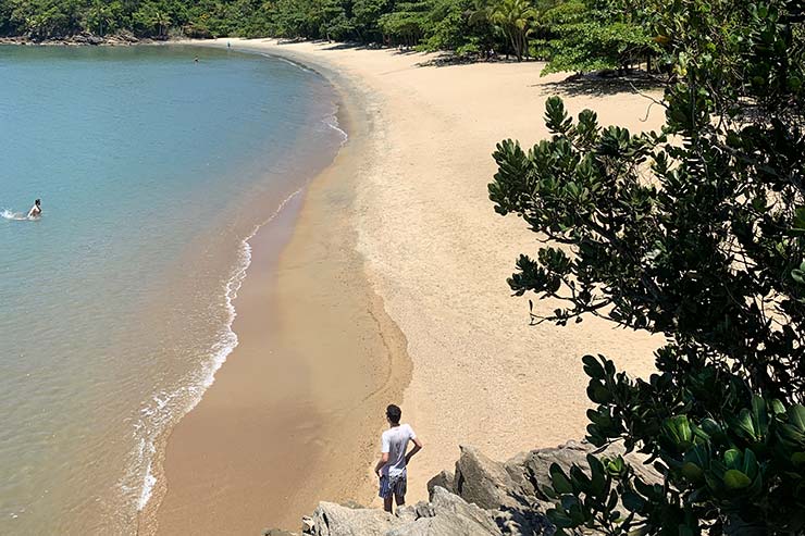 Vista de cima das pedras da Praia das Pitangueiras em São Sebastião