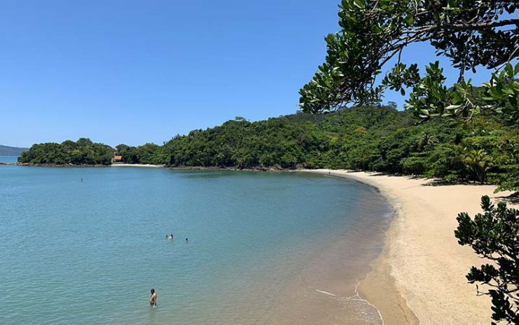 Vista da praia de Pitangueiras em São Sebastião