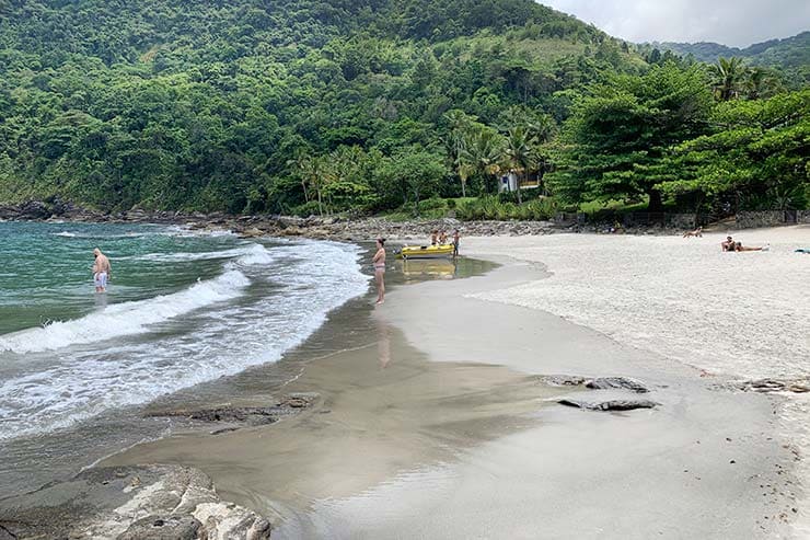 Banhistas na Praia Calhetas em São Sebastião