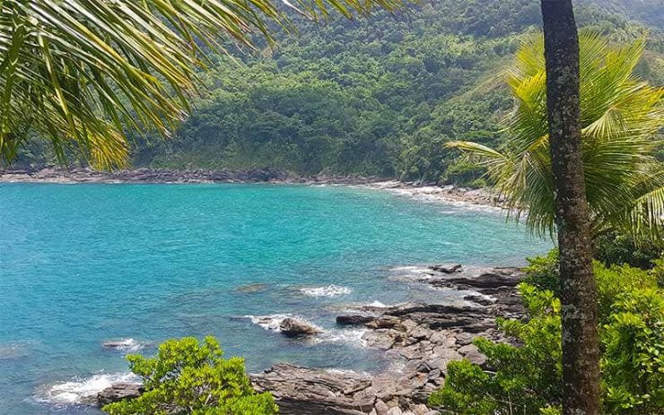 Praia e Mata Atlântica vistas do Mirante de Calhetas