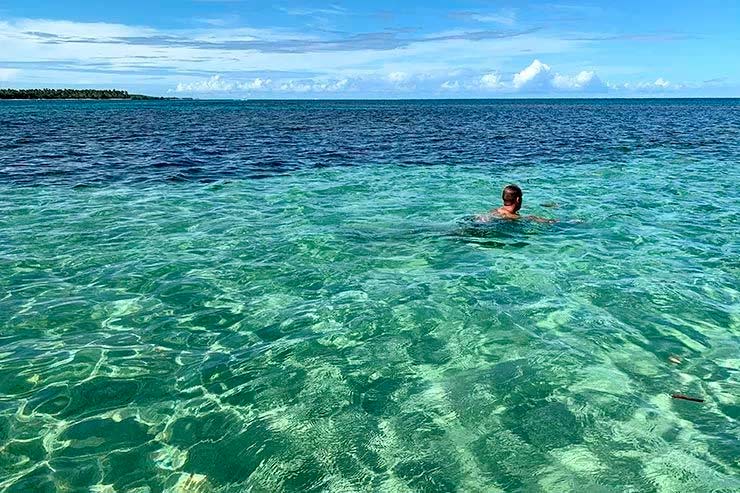 Roteiro em Boipeba: Pessoa nada sozinha no mar claro das Piscinas naturais de Castelhanos (Foto: Esse Mundoo é Nosso)