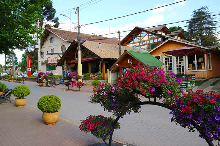 Trecho da Avenida Monte Verde com restaurantes e lojas (Foto: Esse Mundo é Nosso)