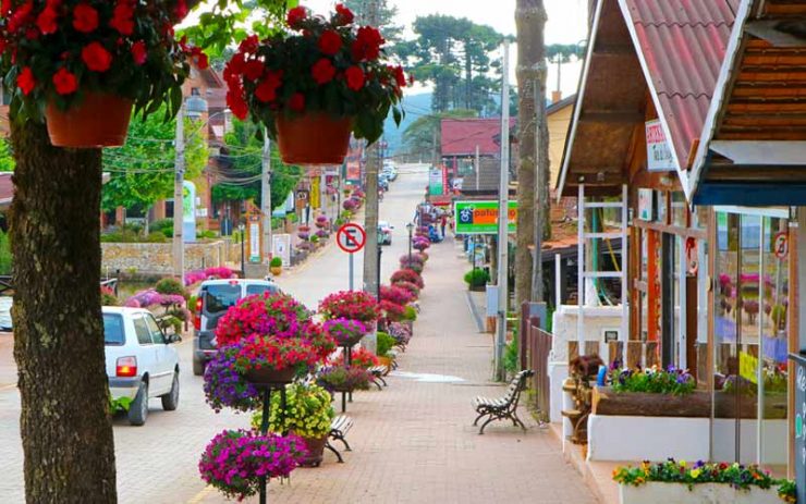 Roteiro em Monte Verde: Rua cheia de flores no centro da cidade (Foto: Esse Mundo é Nosso)