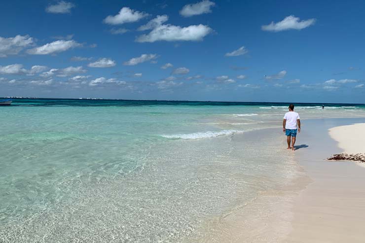 Isla Mujeres, Cancún: Rafa caminha na imensidão do mar esverdeado e tranquilo da Playa Norte 