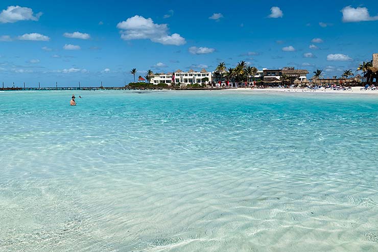 Em Isla Mujeres, Cancún, o mar calmo e esverdeado da Playa Norte