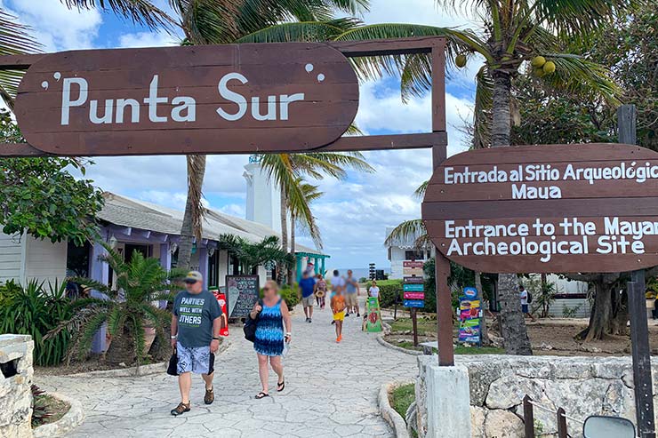 Pessoas na entrada da Punta Sur em Isla Mujeres, Cancún