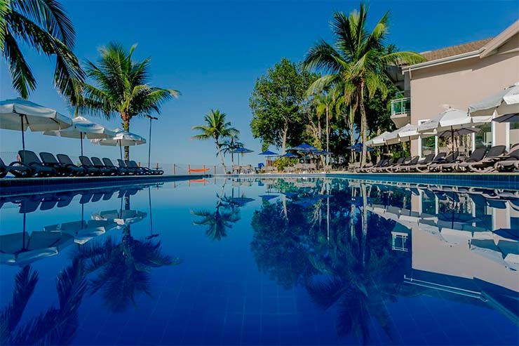 Pousadas em Juquehy: Piscina ao ar livre e céu azul no Beach Hotel Juquehy (Foto: Divulgação)