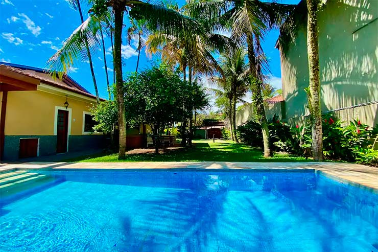 Piscina e área externa de casa em Juquehy (Foto: Divulgação)