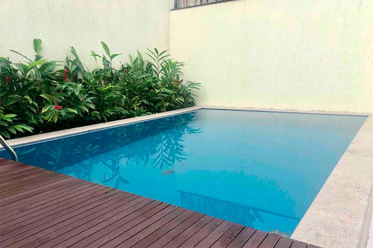 Piscina em área externa de casa (Foto: Divulgação)