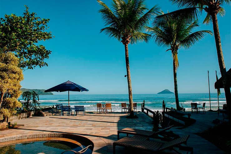 Pousadas em Juquehy: Piscina em frente ao mar da Chez Louise et Louis (Foto: Divulgação)