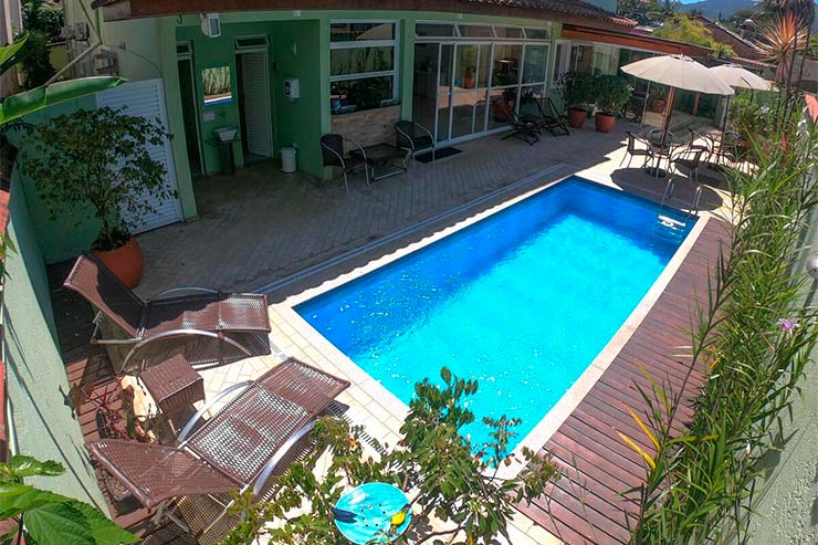 Piscina e área externa da Pousada Etoile (Foto: Divulgação)