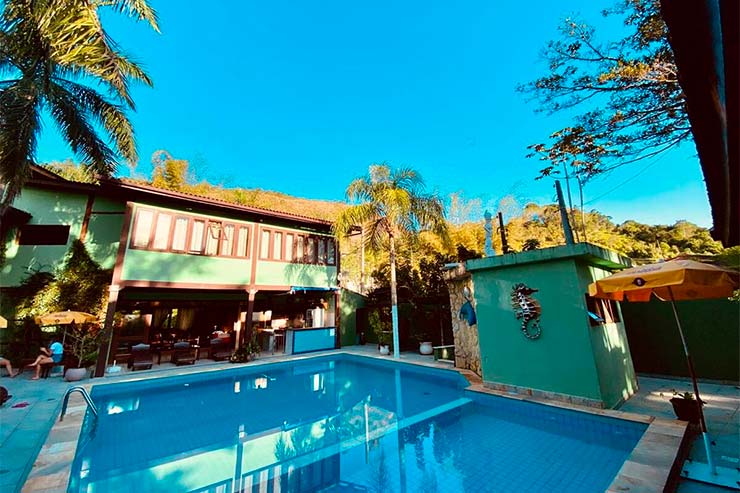 Piscina e área externa com céu azul da Recanto Verde (Foto: Divulgação)