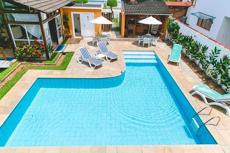 Hotéis e pousadas em Juquehy: Piscina, espreguiçadeiras e área externa da Rosa dos Ventos (Foto: Divulgação)