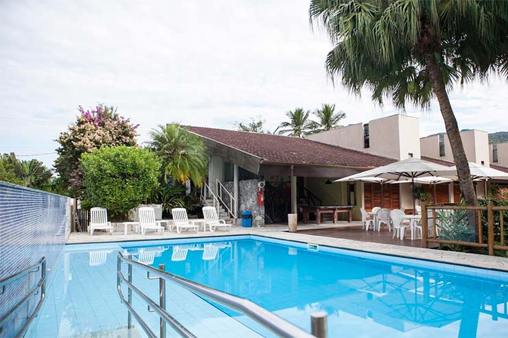 Pousadas em Juquehy: Piscina com espreguiçadeiras e mesas na Sol e Mar (Foto: Divulgação)