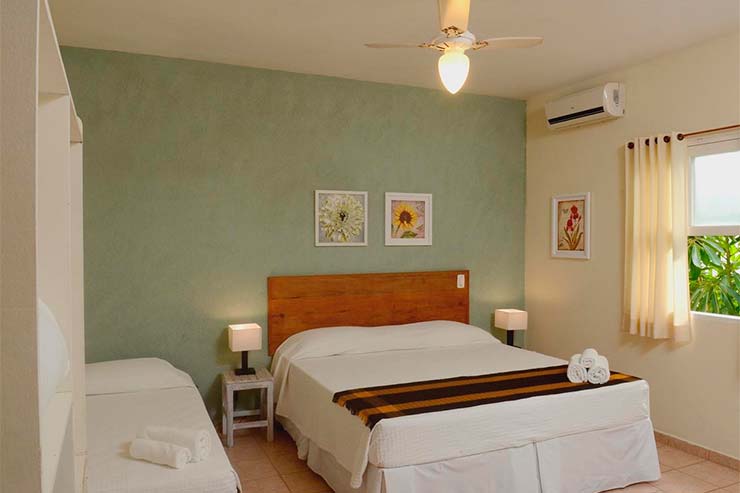 Quarto com cama de casal da Vila Marítima (Foto: Divulgação)