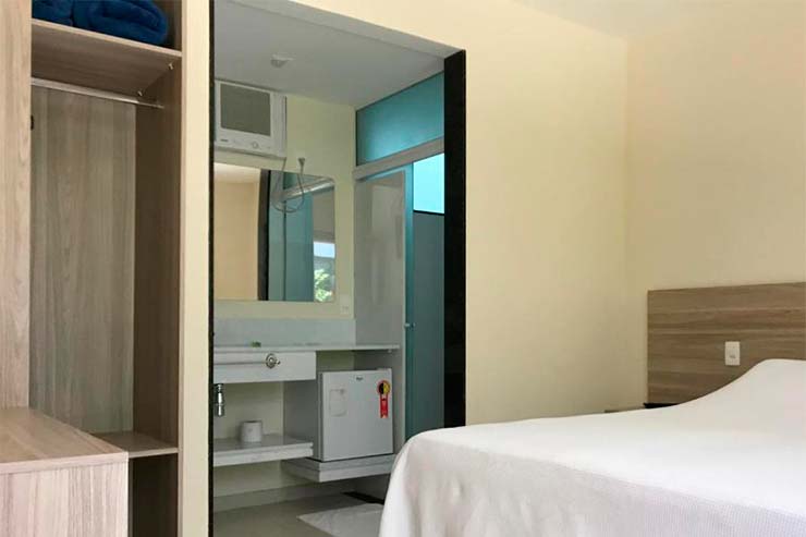 Quarto da Água Viva com cama, frigobar e banheiro  (Foto: Divulgação)