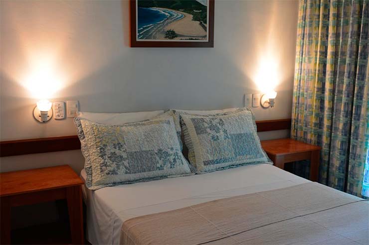 Pousada em Ilha Grande: Quarto com cama de casal e travesseiros na Pousada Paraíso (Foto: Divulgação)