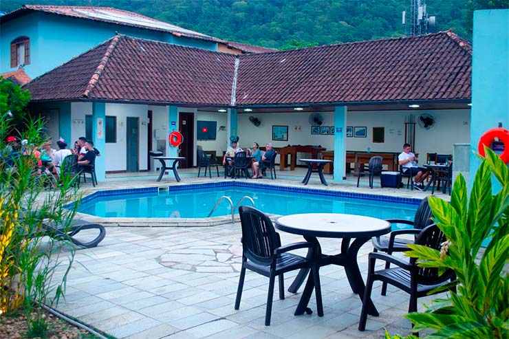 Pousada e Ilha Grande: Área da piscina com mesas e pessoas da Caiçara (Foto: Divulgação)