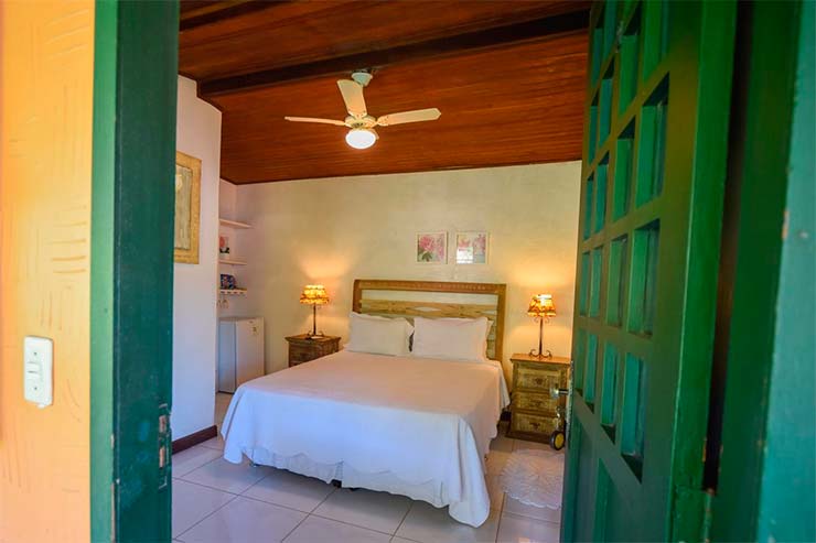 Pousada Ilha Grande: Entrada do quarto da Solar da Praia com cama de casal, abajur e ventilador de teto (Foto: Divulgação)