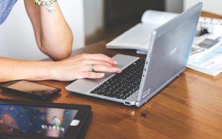 Mulher usando notebook e tablet