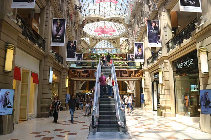 Parte interna das Galerias Pacífico com escada rolante (Foto: Esse Mundo é Nosso)