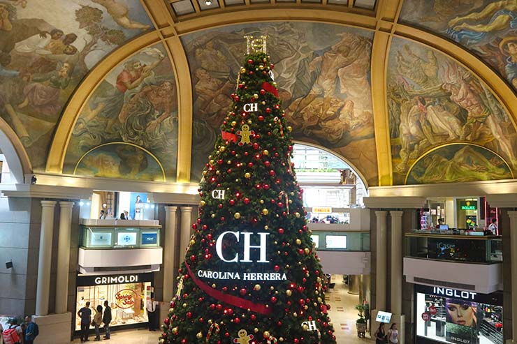 Pinturas no teto das Galerias Pacífico e árvore de Natal (Foto: Esse Mundo é Nosso)