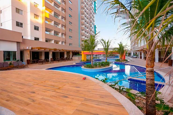Hotel em Olímpia: Área externa do Enjoy com piscina e prédios (Foto: Divulgação)