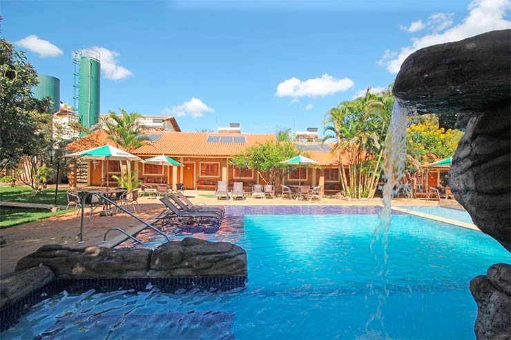 Hotel em Olímpia: Piscina e espreguiçadeiras do Faruk (Foto: Divulgação)