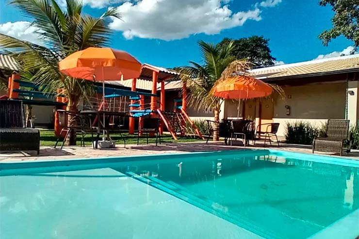 Hotel em Olímpia: Área externa com piscina e parque infantil da pousada Parque das Águas (Foto: Divulgação)