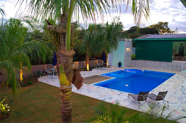 Hotel em Olímpia: Área externa com jardim e piscina da Pousada Tia Nena (Foto: Divulgação)