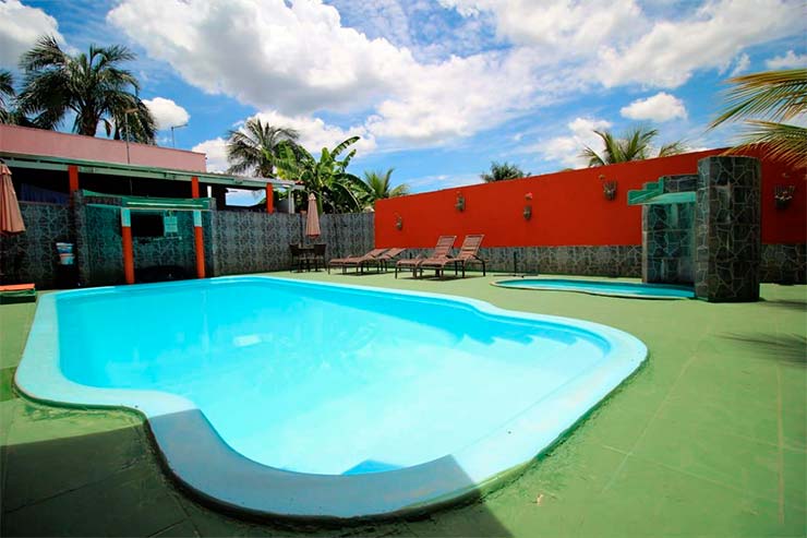 Piscina e área externa com espreguiçadeiras da Sol Nascente (Foto: Divulgação)