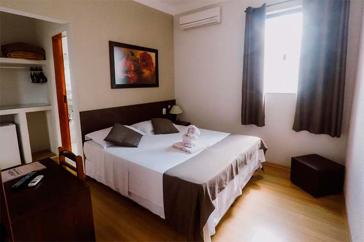 Hotel em São Lourenço: Quarto com cama de casal do Alzira Granada Hotel (Foto: Divulgação)