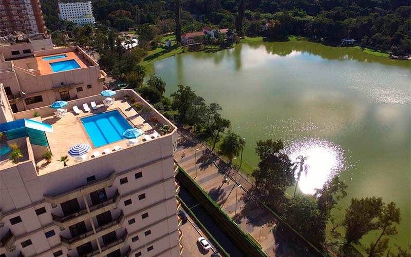Hotel em São Lourenço: Área externa do Central Parque em frente ao Parque das Águas