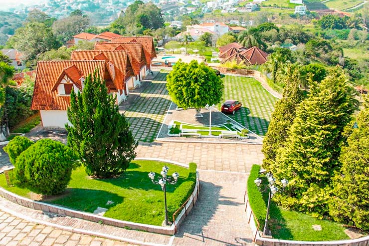 Área externa do Chateau Palace Hotel com chalés e jardim (Foto: Divulgação)