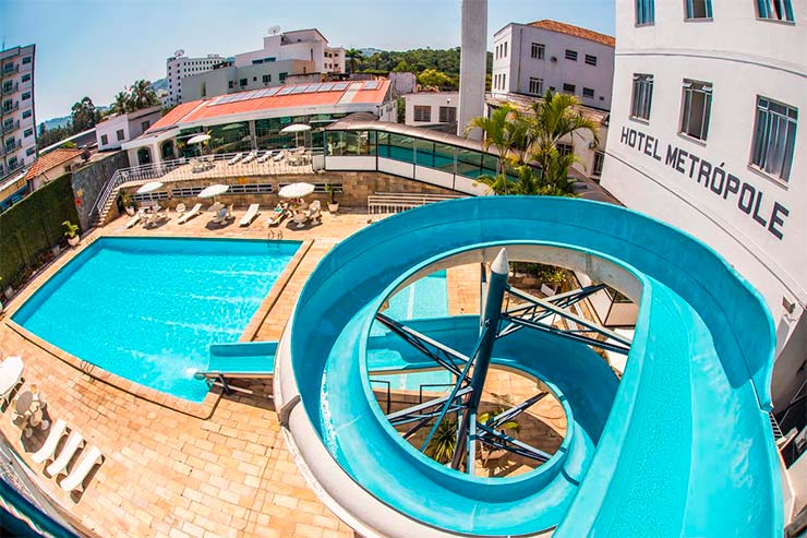 Área externa do Hotel Metrópole com piscinas e toboágua