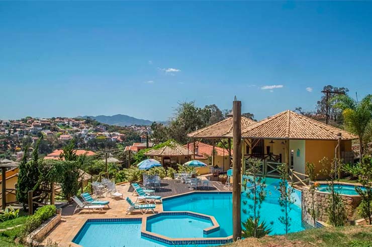 Área externa com piscina do hotel fazenda Vila Chico