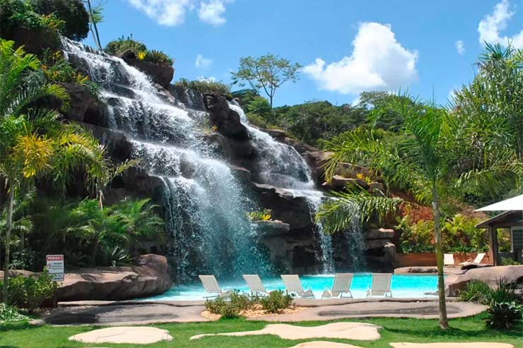 Hotel em São Lourenço: Área externa com piscina e cachoeira do hotel fazenda Vista Alegre 