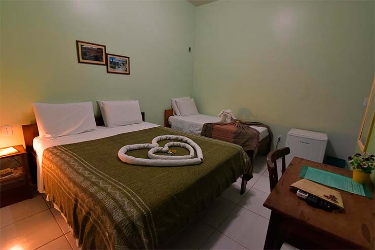 Quarto da Paraíso dos Lençóis com duas camas e frigobar (Foto: Divulgação)