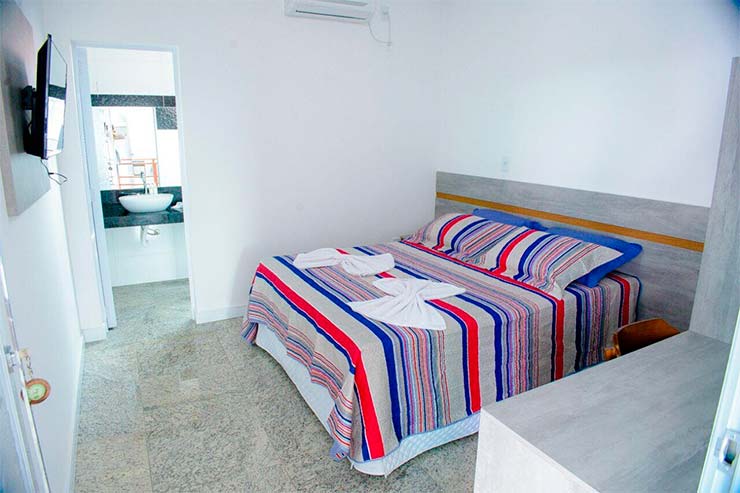 Onde ficar em Barreirinhas: Quarto da Pousada Barreirinhas com cama de casal, TV e banheiro (Foto: Divulgação)