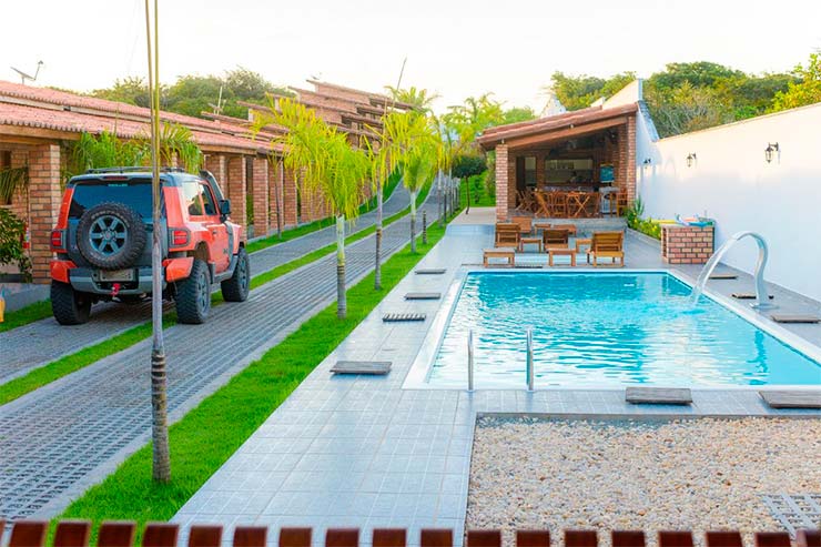 Onde ficar em Barreirinhas: Área externa com piscina e carro estacionado na pousada Vasto Horizonte (Foto: Divulgação)