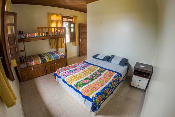 Pousadas em Alter do Chão: Quarto do Don Preguiça Hostel com beliche e cama de casal (Foto: Divulgação)