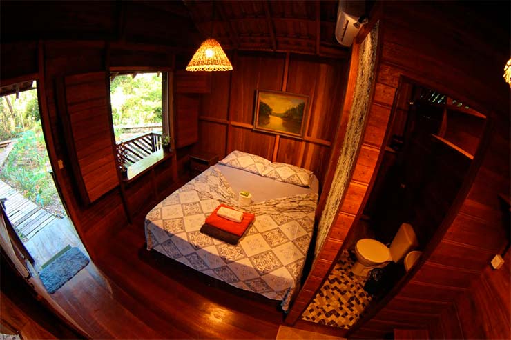 Pousadas em Alter do Chão: Quarto em cor madeira da TerrAmor Amazon (Foto: Divulgação)