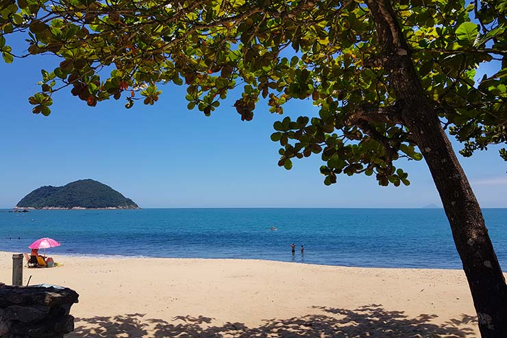 Guarda sol na praia em dia vazio